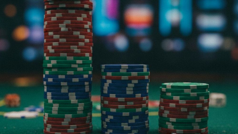 Cược theo dòng tiền: Sự thật về biến động odds trước giờ bóng lăn